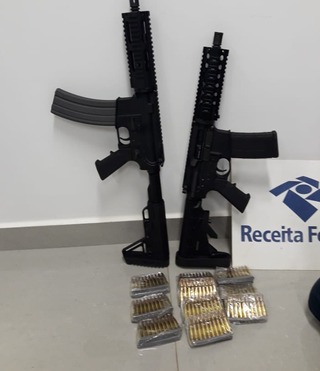 Policiais apreendem fuzis em táxi que tentava atravessar fronteira (Divulgação)