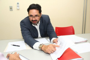 O advogado do prefeito Gilmar Olarte, Jail Azambuja, disse que o nome seu cliente foi usado por Ronan Feitosa (Foto: Fernando Antunes)
