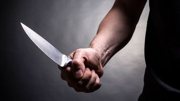 Homem fica em estado grave após levar facada no abdômen em bar (Imagem ilustrativa)