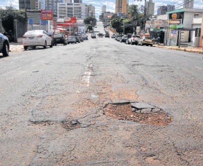 TCE apura se município paga duas vezes por mesmo serviço Buracos, como estes na Rua 14 de Julho, foram fechados neste ano, mas reapareceram após chuvas do mês passado - Foto: Valdenir Rezende/Correio do Estado