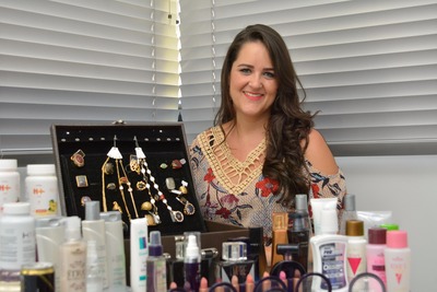 Gislaine Trindade de Castro, 40 anos, apostou na venda de cosméticos para superar a crise - Foto: Valdenir Rezende / Correio do Estado