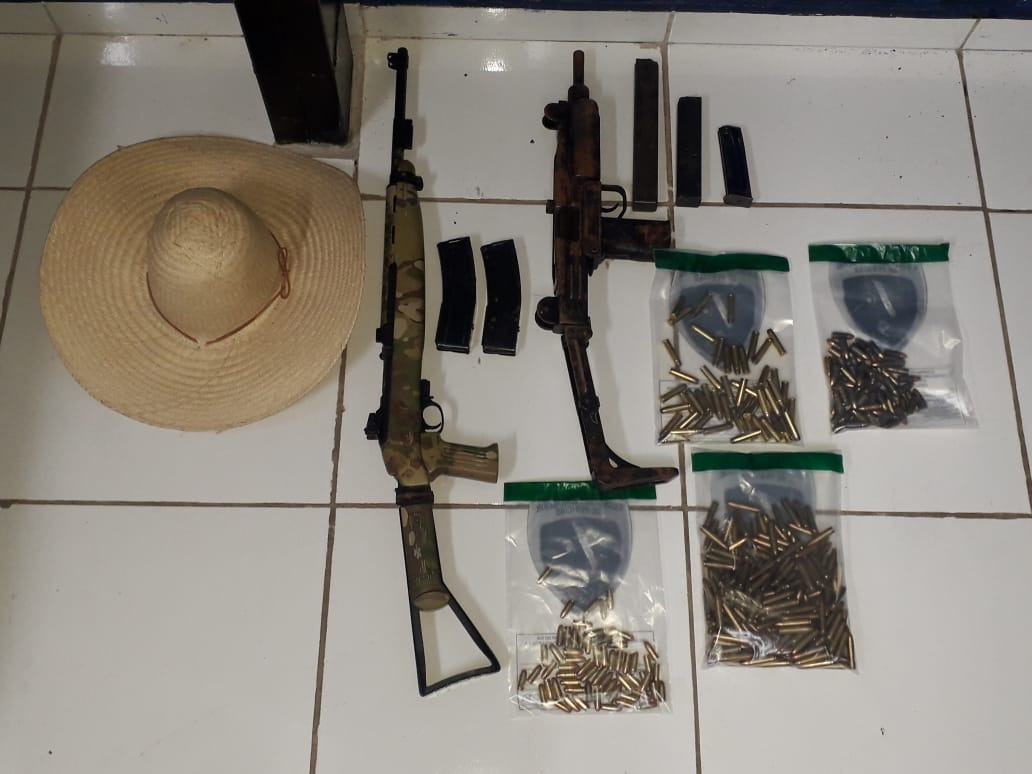 Dupla armada de fuzil e submetralhadora morrem em confronto com Choque Armas e munições apreendidas com a dupla no Polo. Divulgação/Choque