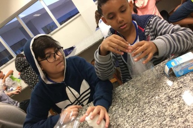 No laboratório de Ciências, alunos da Escola do Sesi de Três Lagoas desenvolvem filtro de água caseiro Sesi
