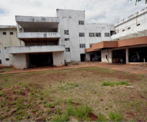 Fachada do Hospital do Trauma, hoje; previsão é de que a unidade fique pronta num ano 
(Foto: Paulo Ribas/Correio do Estado)