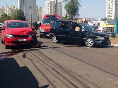 Acidente entre dois carros deixa trânsito lento na avenida Afonso Pena Veículos ficaram danificados após colisão (Foto: Amanda Bogo)