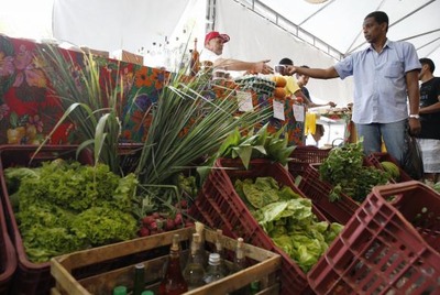 Famílias com renda até 2,5 salários mínimos tiveram inflação de 2,07% em 2017 Preço dos alimentos foi o principal responsável pela reduçãoTânia Rêgo/ Agência Brasil