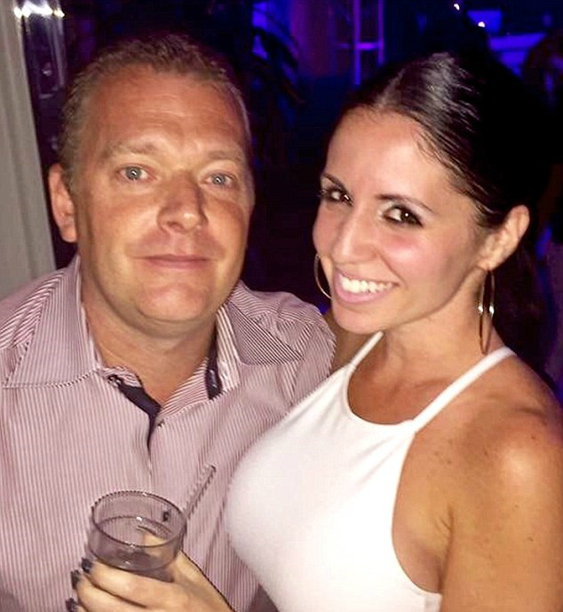 Mulher precisa amputar seio após colocar um piercing no mamilo Mulher precisa amputar seio após colocar um piercing no mamilo