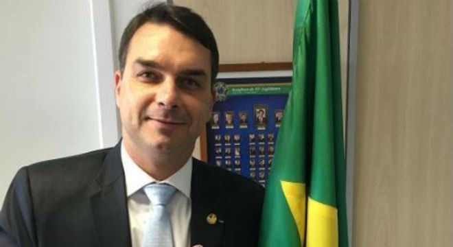 Dias Toffoli suspende investigações sobre Flávio Bolsonaro Flávio Bolsonaro é investigado pelo Ministério Público do Rio de Janeiro. Folha de Pernambuco