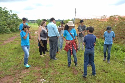 Alunos na área do Cepaer na qual a guavira é plantada.
