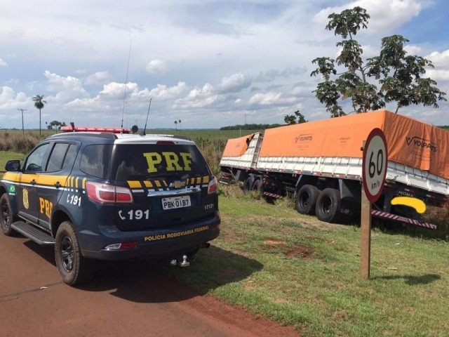 PRF apreende carreta com cigarros e agrotóxicos contrabandeados Carreta parou depois de bater em barranco. Divulgação/PRF