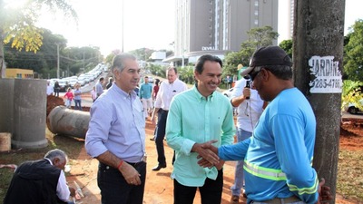 Prefeito vistoria obras da rotatória da Mato Grosso com Via Park