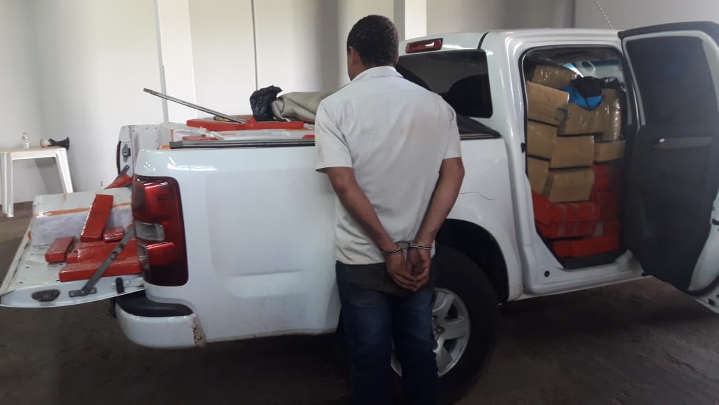 Homem é preso com S-10 adulterada e mais 1,3 tonelada de maconha Fotos: PMR/Divulgação