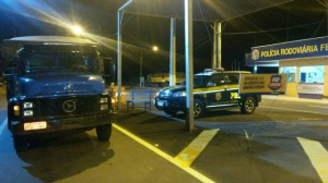Motorista afirmou que ganharia quase R$ 3 mil pelo transporte dos pneus. (Foto: Divulgação/PRF)