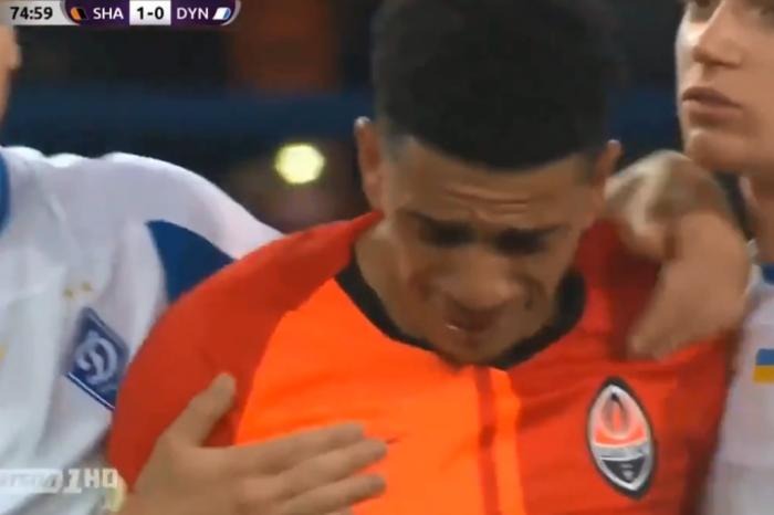 Chorando, Taison deixou o campo amparado pelos jogadores do Dínamo de Kiev
Reprodução / Twitter