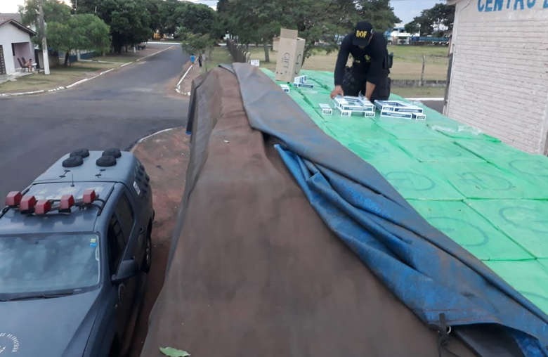 DOF apreende caminhão com mais de 27 mil pacotes de cigarros