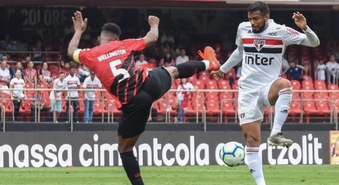 Wellington e Reinaldo disputam bola no meio-campo no São Paulo x Athletico
Caio Rocha/Estadão Conteúdo