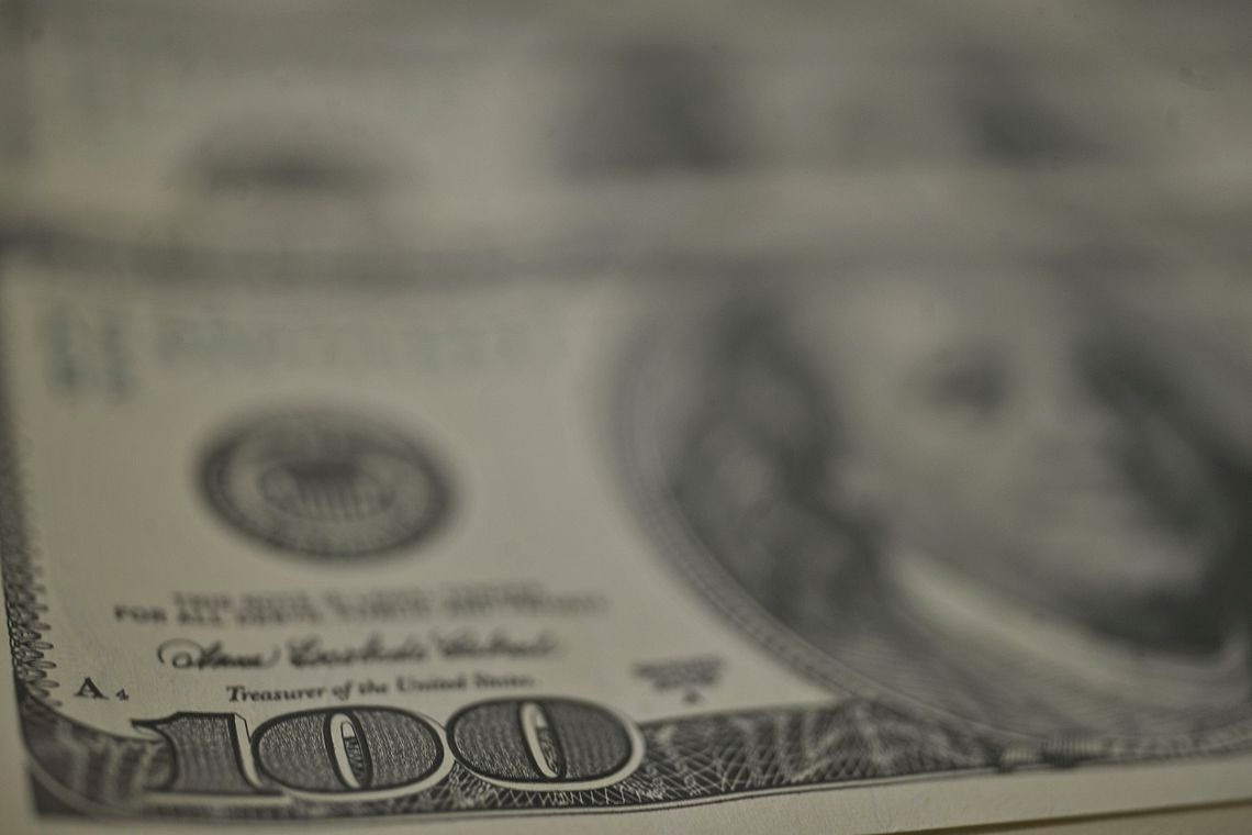Dólar abre o dia a R$ 5 após fechar sessão no maior valor da história Dólar abre o dia a R$ 5 após fechar sessão no maior valor da história