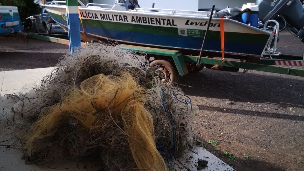 PMA apreende 400 metros de redes e evita pesca predatória no rio Paraná Divulgação/PMA