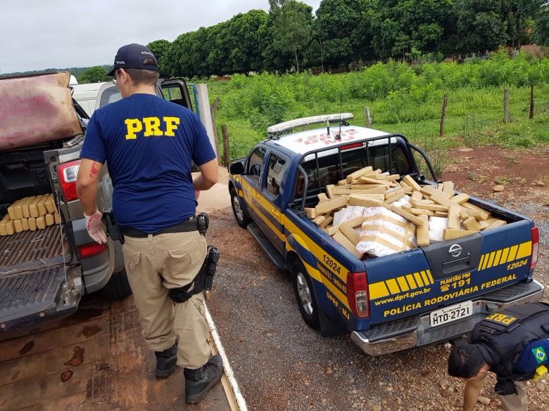 Jovem é flagrado com mais de 600 kg de maconha em Strada Jovem é flagrado com mais de 600 kg de maconha em Strada