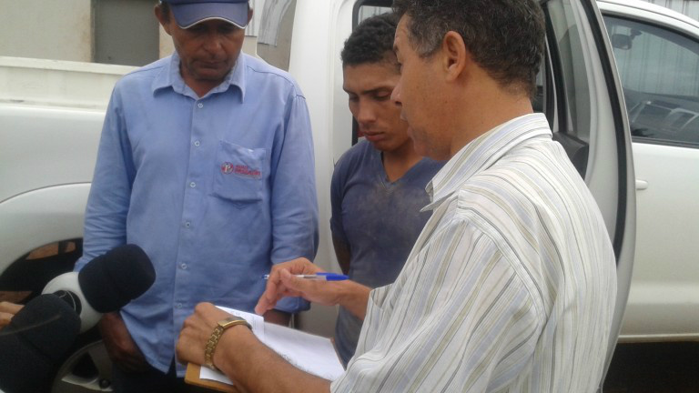 Prefeitura quer visitar 2,5 mil casas e imunizar 10 mil na zona rural Técnico da Sesau (costas) preenchendo a ficha vacinal de trabalhadores da zona rural. (Foto: Assessoria)