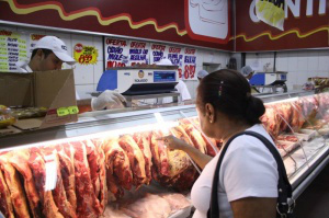 Consumidor está mais seletivo na hora de consumir carne e, com a demanda menor, preços estão desacelerando. (Foto:Marcos Ermínio)