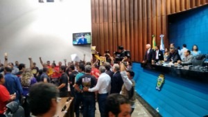 Manifestantes invadem a plenária da Assembleia (23/11). Arquivo