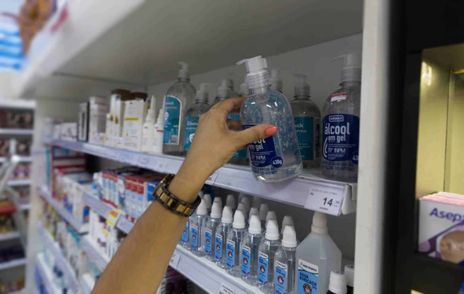 Procon faz fiscalização no comércio para coibir abusos nos preços de álcool gel e máscaras