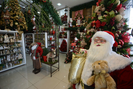 Lojas especializadas em decoração já vendem produtos há mais de dois meses da data - Foto: Álvaro Rezende / Correio do Estado