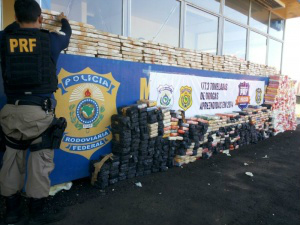 Tabletes de cocaína, pasta-base, crack e maconha apreendidos em duas carretas, na divisa do Paraná com MS (Foto: Divulgação/PRF)