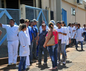 Sem salário, terceirizados param serviços em hospital Trabalhadores prometem parar por duas horas amanhã - Valdenir Rezende / Correio do Estado