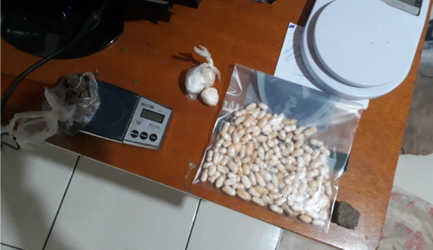 Mulher é presa em flagrante tentando enviar drogas para presídio Mulher é presa em flagrante tentando enviar drogas para presídio