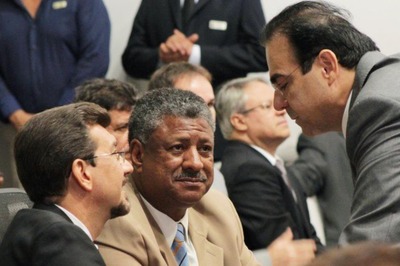 Leis são de autoria dos deputados João Grandão (ao centro) e Felipe Orro (à direita)