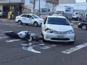 A moto ficou parcialmente destruída (Foto: Lucimar Couto)