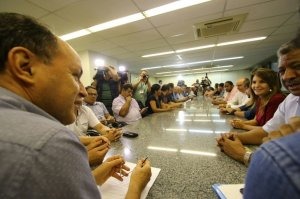Reunião entre servidores, deputados e governo termina sem consenso