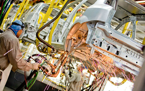 Diesel, ferro, carros e gasolina são os quatro principais produtos industriais do país Diesel, ferro, carros e gasolina são os quatro principais produtos industriais do país