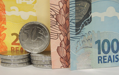 Investimentos de R$ 6,4 bilhões na produção de medicamentos são anunciados pelo Ministério da Saúde Investimentos de R$ 6,4 bilhões na produção de medicamentos são anunciados pelo Ministério da Saúde