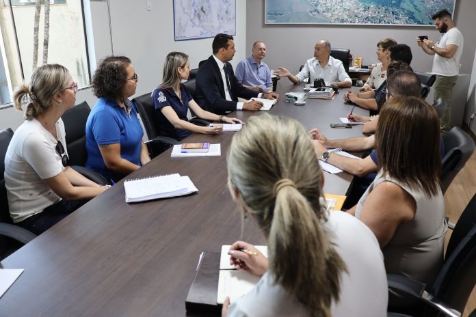 Reunião na Prefeitura de Ponta Porã que decidiu pela suspensão das aulas. Divulgação