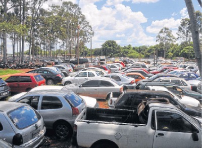 Leilões parados e pátios do detran estão no limite de lotação