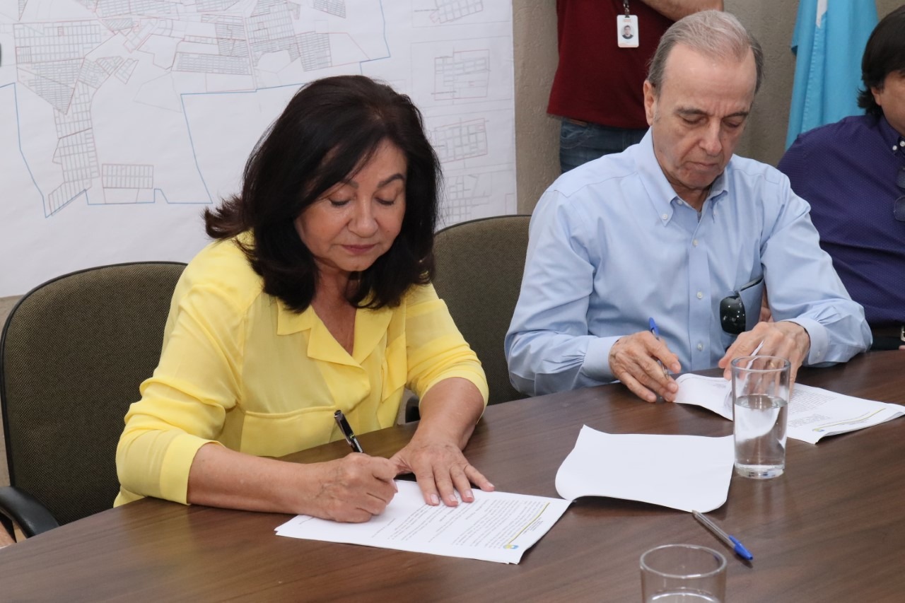 Délia assina contrato de cessão de imóvel ao Hospital de Amor Délia assina contrato de cessão de imóvel ao Hospital de Amor