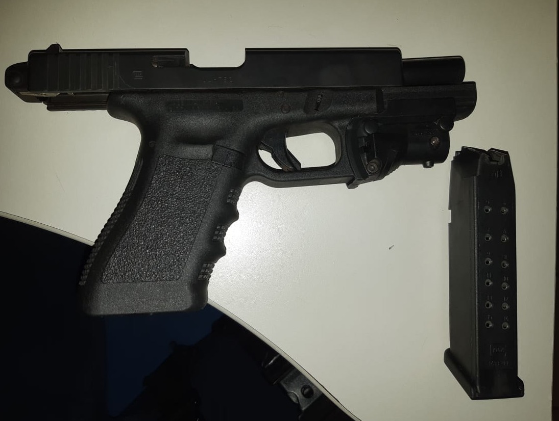 PM apreende pistola Glock com mira laser em borracharia PM apreende pistola Glock com mira laser em borracharia