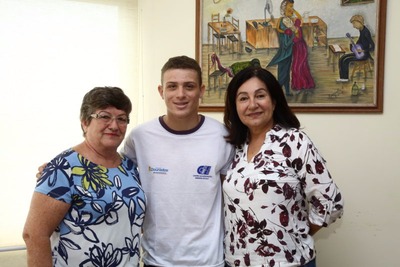 Prefeita Délia Razuk, com a secretária de Administração Elaine Boschetti, recebeu o atleta do judô que conquistou duas medalhas de ouro nas Paralimpíadas Escolares – A. Frota
