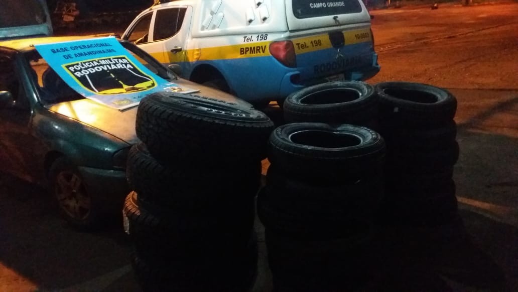 Polícia apreende carro lotado de pneus contrabandeados