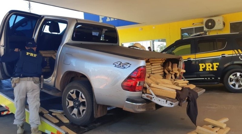 Traficantes abandonam 2 veículos com 1,3 tonelada de maconha no interior Foto: Divulgação