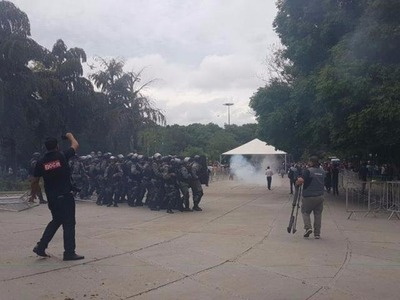 Sindicalistas invadem Assembleia e PM usa bomba de efeito moral Tropa de choque da PM na frente da Assembleia. (Foto: Mirian Machado).