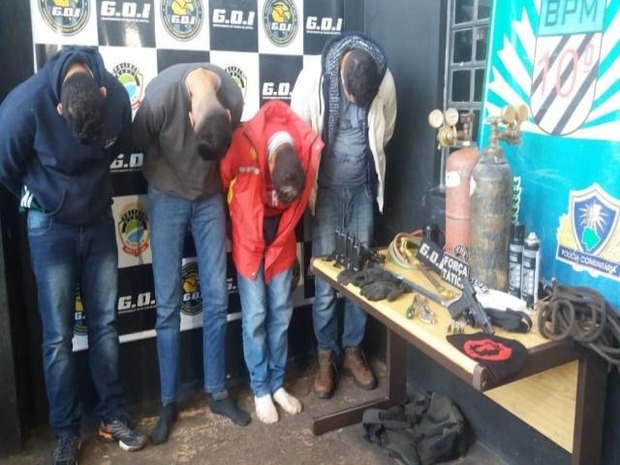 Quatro homens são presos na madrugada por tentar furtar lotérica Quatro homens são presos na madrugada por tentar furtar lotérica