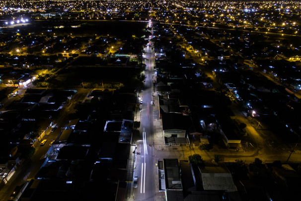 Imagem aérea mostra rua com iluminação de led - Foto: Divulgação