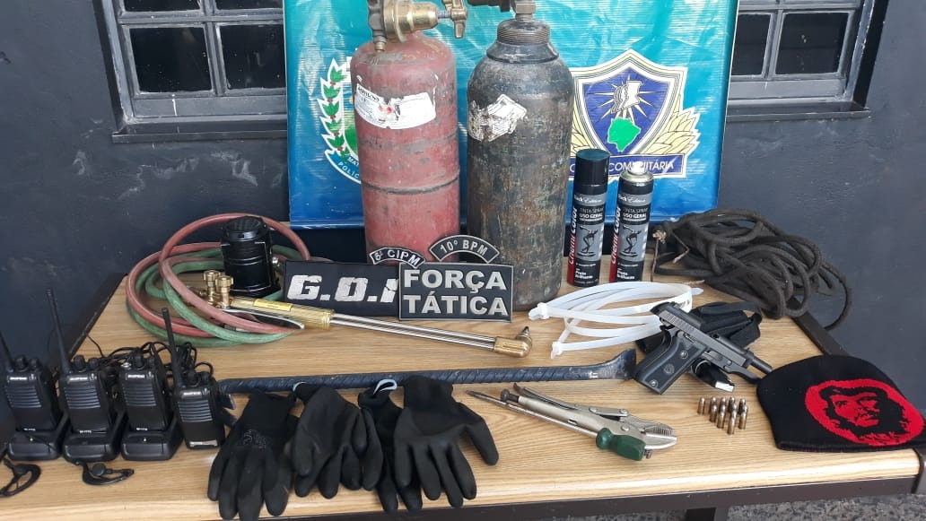 Quatro homens são presos na madrugada por tentar furtar lotérica Quatro homens são presos na madrugada por tentar furtar lotérica