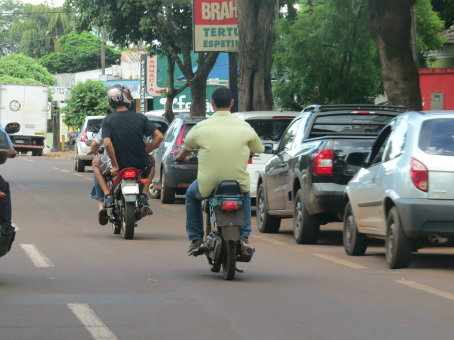 Além da obrigação da CNH, também é necessário o uso de capacete aos condutores - Foto: Arquivo/Dourados News