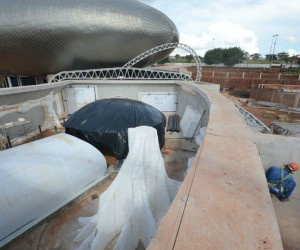 Sem data de inauguração prevista, o Aquário do Pantanal vai consumir ainda mais recursos dos cofres do Estado.  Levando-se em conta que o último aditivo de contrato assinado pelo ex-governador André Puccinelli (PMDB) venceu no mês passado, a atual administração de Reinaldo Azambuja (PSDB) vai ter que renovar a contratação da empresa construtora, já que as obras não ficam prontas. Segundo Puccinelli, o Aquário deveria estar pronto e entregue em abril. Já a administração de Azambuja afirma que mais obras precisam ser feitas. 
Segundo o ex-governador, se tivessem sido seguidos  os cronogramas de sua administração, a estrutura predial do empreendimento seria concluída em abril deste ano, ao custo de R$ R$ 176.159.799,60.
“Quando eu saí (teminou sua administração) perguntei: quanto tempo demora pra fazer, continuando no mesmo ritmo? Me responderam:  três meses, é certeza absoluta. Eu fiz um aditivo para quatro meses. Que valeria até 30 de abril e estaria pago totalmente, com a fonte 100 o que faltava fazer e com aquela lei específica que eu passei na Assembleia para vir o dinheiro da compensação ambiental. Então tinha o dinheiro total”, afirmou Puccinelli.