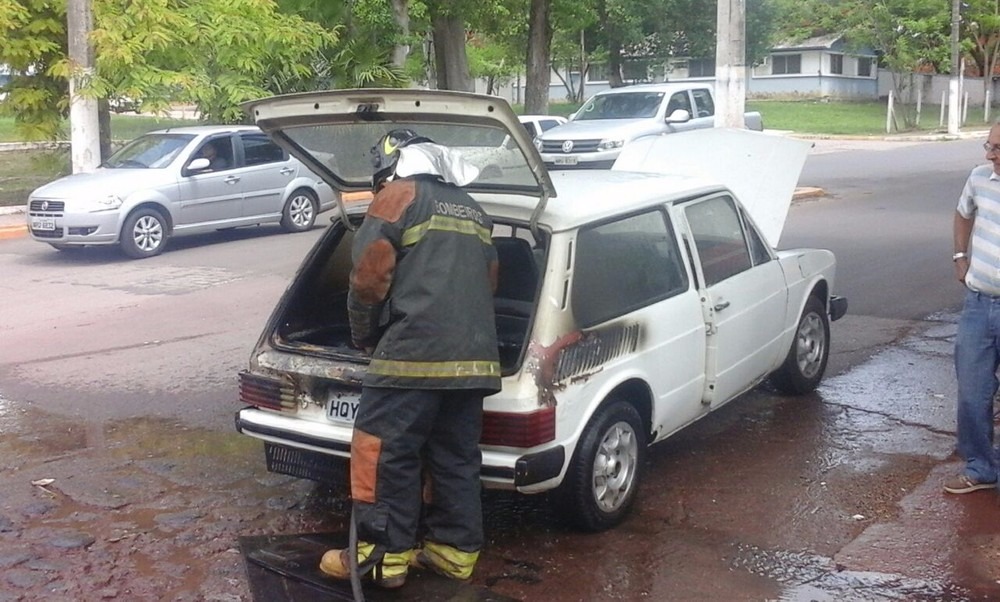 Veículo de idoso pegou fogo em movimento em Corumbá, MS (Foto: Corpo de Bombeiros/Divulgação)